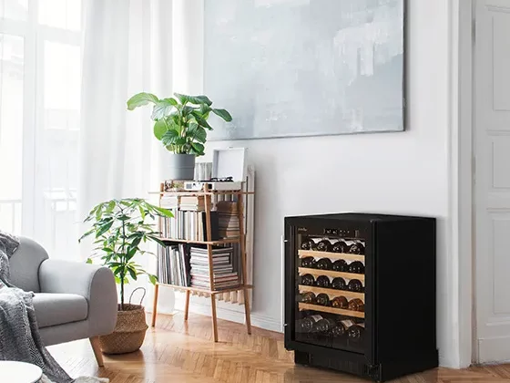 petite cave à vin de service noire pose libre dans salon sur parquet