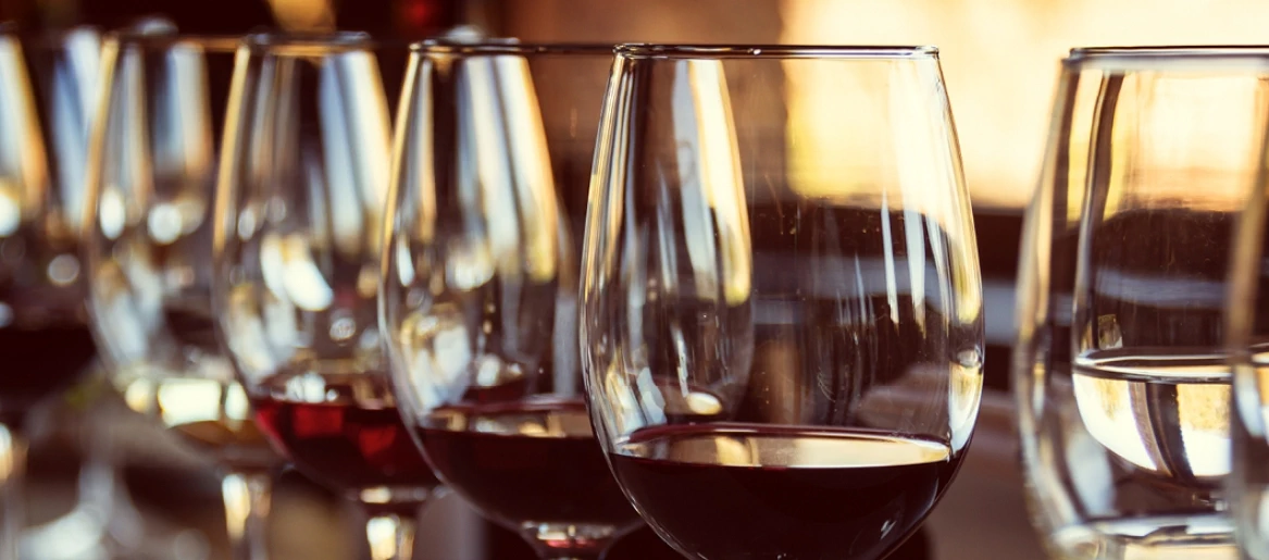 image bannière verres de vin rouge alignés