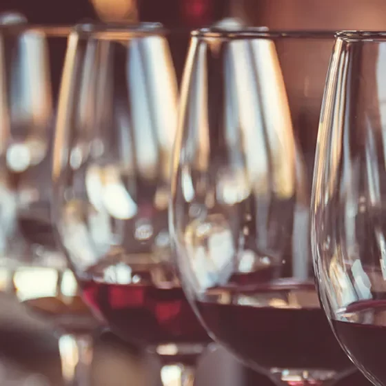 zoom sur verres de vin rouge alignés avec reflet