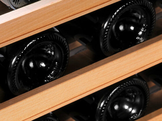 zoom sur clayettes coulissantes pour cave à vin artevino avec bouteilles rangées et empilées