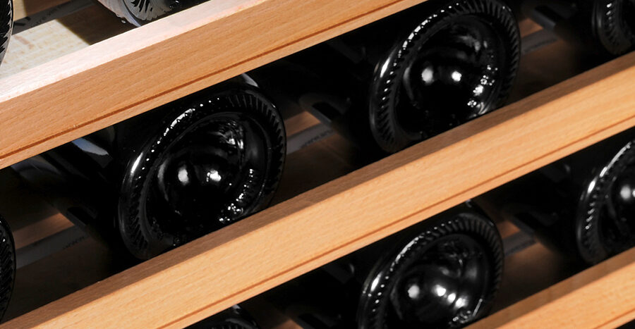 zoom sur clayettes coulissantes pour cave à vin artevino avec bouteilles rangées et empilées