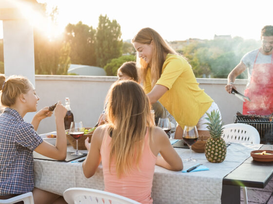 repas famille sur terrasse avec vin rouge, barbecue et salade