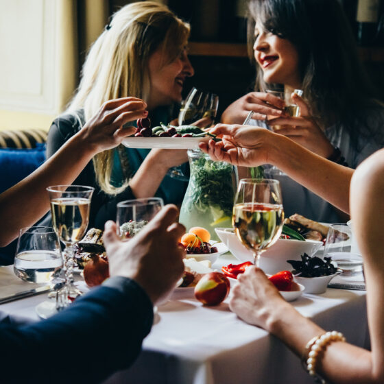 repas festif au restaurant avec verres de vin blanc
