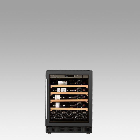 petite cave à vin cosy cadre noir porte vitrée avec bouteilles disposées horizontalement ou verticalement